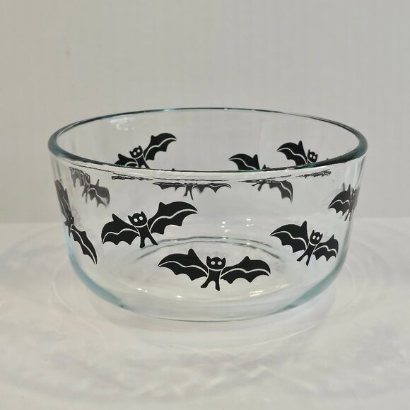 Pyrex Glass One Quart Storage Container. Black Bat Halloween Design Holds 4 Cups - Picture 1 of 9